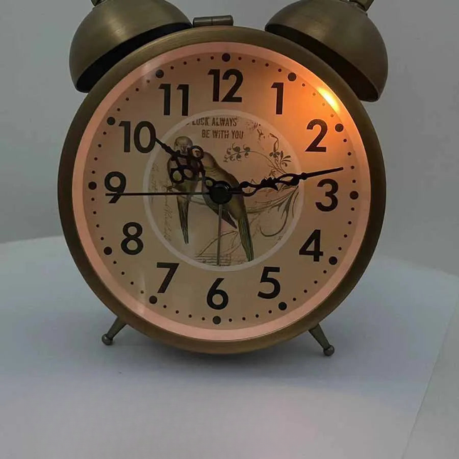 Vintage wekker op batterijen bronskleurig