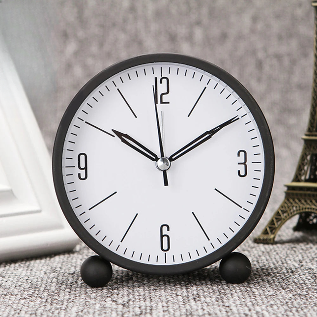 Minimalistische ronde analoge wekker