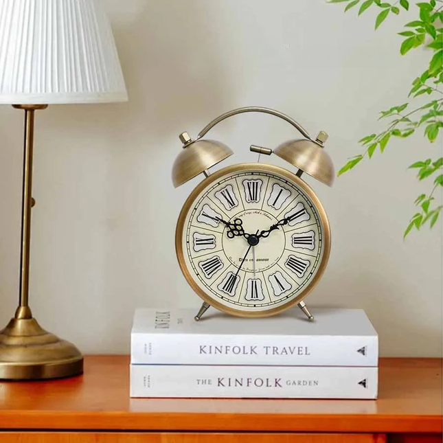 Vintage wekker op batterijen bronskleurig