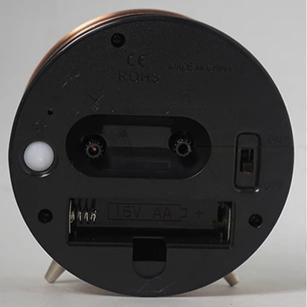 Kleine retro wekker met wijzers