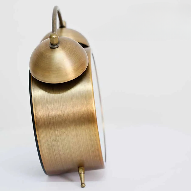 Vintage wekker op batterijen bronskleurig