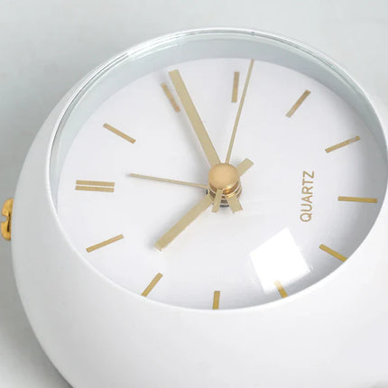 Witte vintage wekker op voet