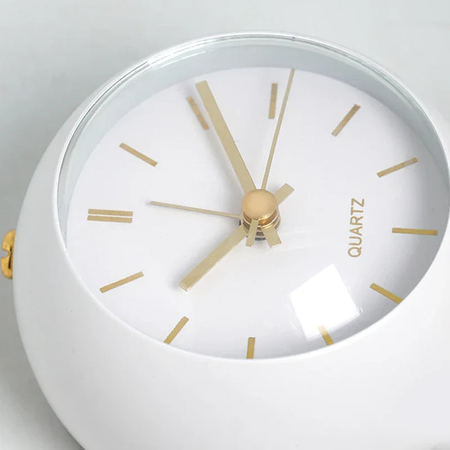 Witte vintage wekker op voet