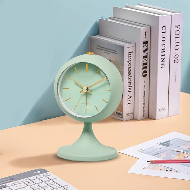 Witte vintage wekker op voet