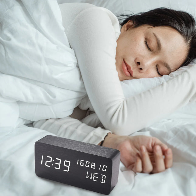 Moderne houten wekker met LED verlichting