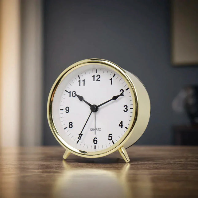 Kleine retro wekker met wijzers