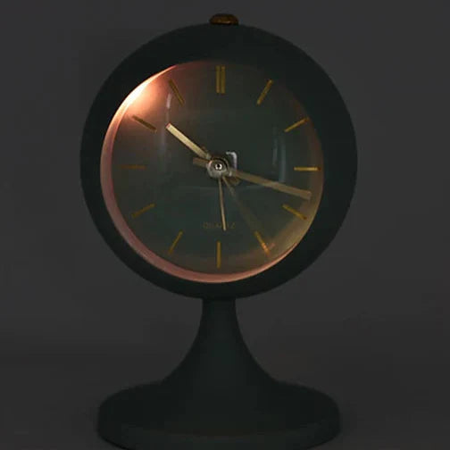 Witte vintage wekker op voet