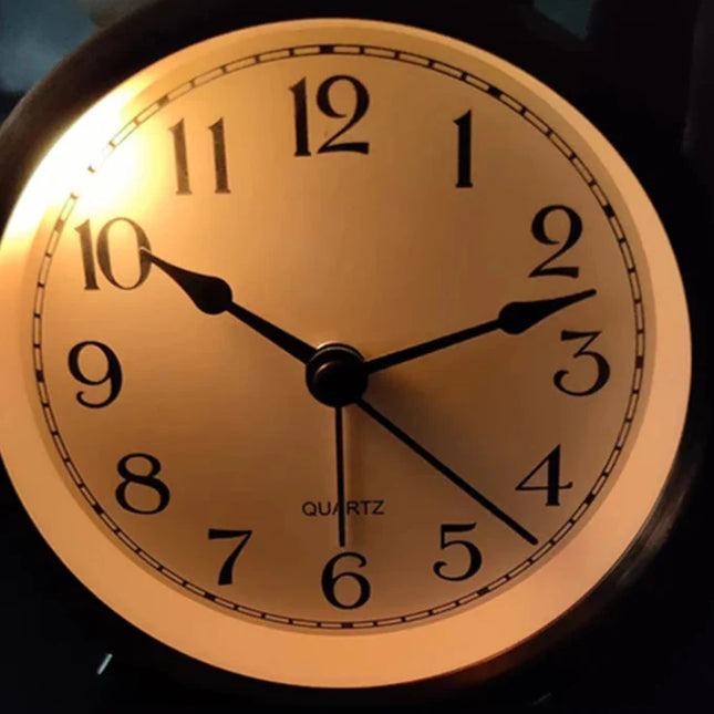 Kleine retro wekker met wijzers