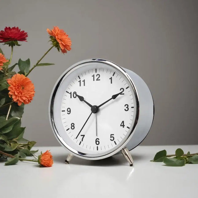 Kleine retro wekker met wijzers