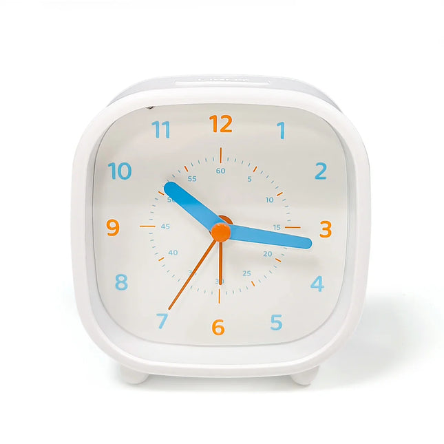 Moderne analoge kinderwekker met cijfers