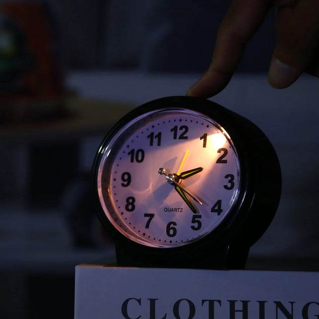 Kleine analoge wekker op batterijen