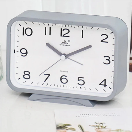 Rechthoekige analoge wekker met stil uurwerk