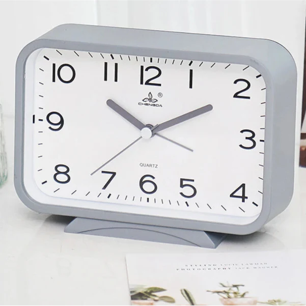 Rechthoekige analoge wekker met stil uurwerk