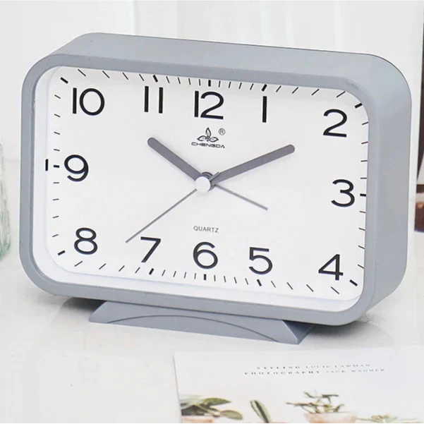Rechthoekige analoge wekker met stil uurwerk