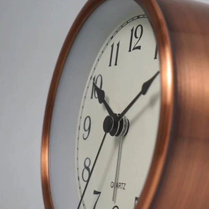 Kleine retro wekker met wijzers