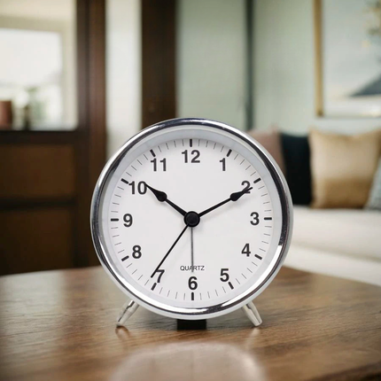 Kleine retro wekker met wijzers