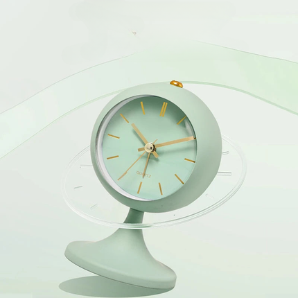 Witte vintage wekker op voet
