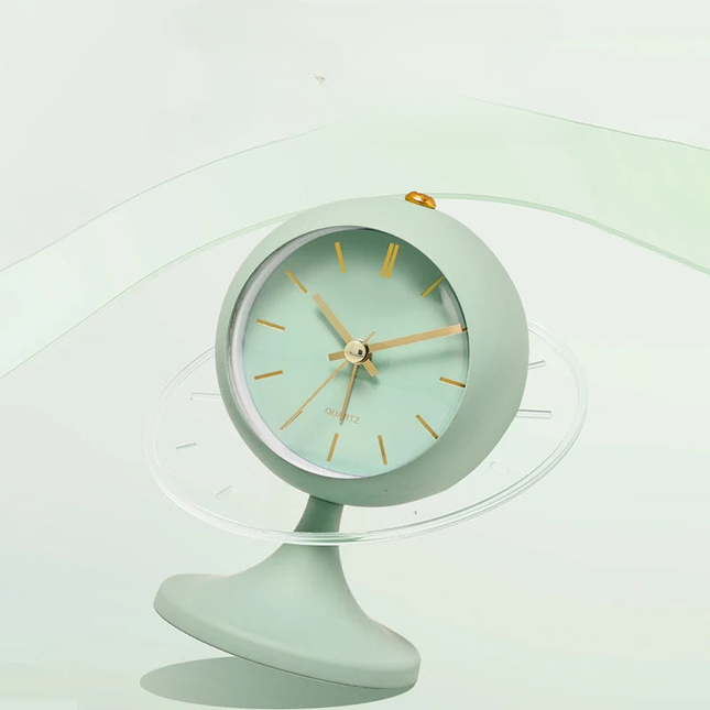 Witte vintage wekker op voet