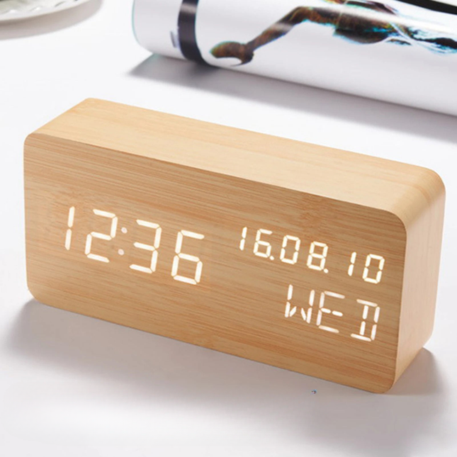 Moderne houten wekker met LED verlichting