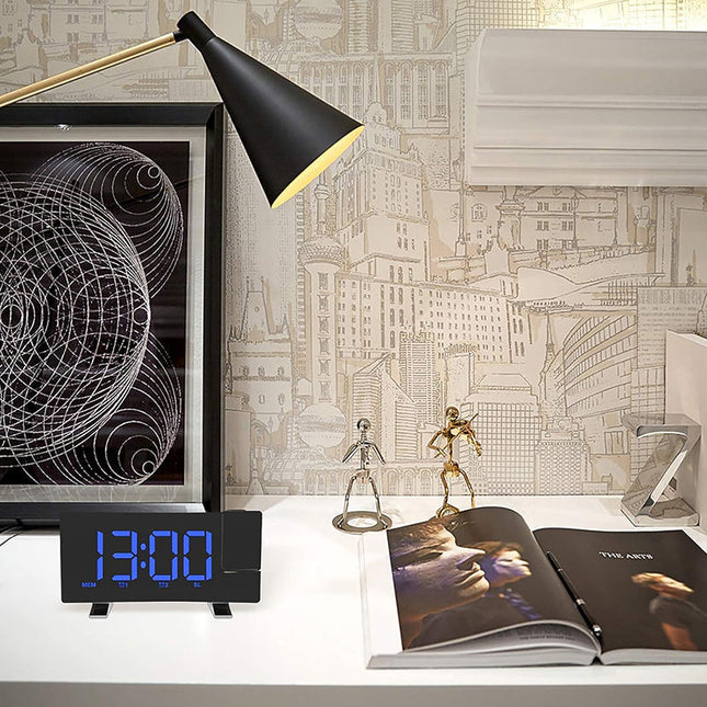 Projectie wekkerradio met blauwe cijfers