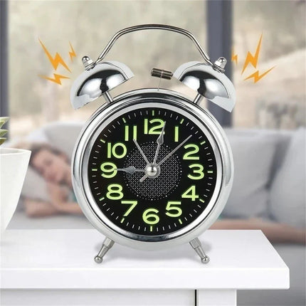 Analoge wekker met lichtgevende nummers