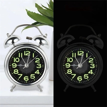 Analoge wekker met lichtgevende nummers