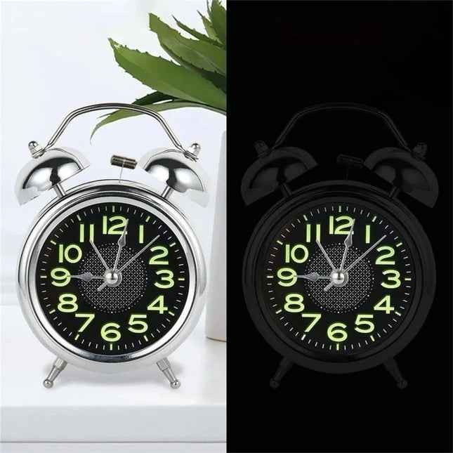 Analoge wekker met lichtgevende nummers