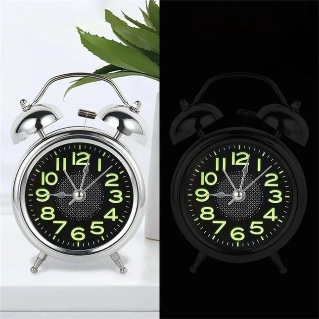 Analoge wekker met lichtgevende nummers