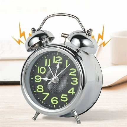 Analoge wekker met lichtgevende nummers