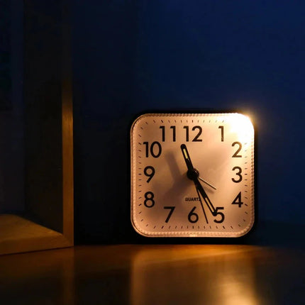 Analoge wekker met lichtgevende wijzers