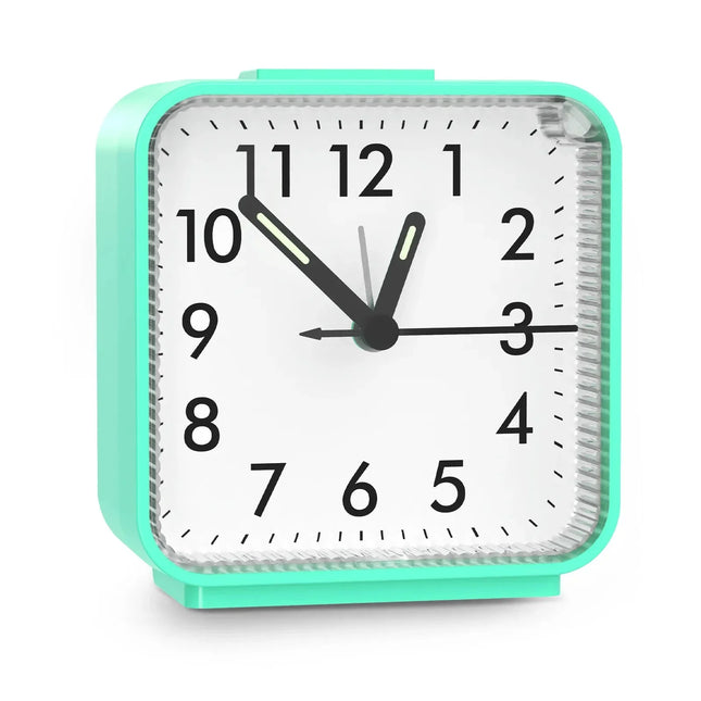 Analoge wekker met lichtgevende wijzers