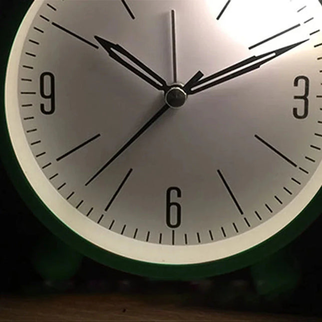 Stille analoge reiswekker met licht