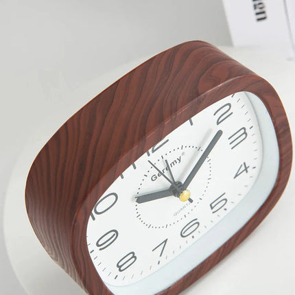 Analoge wekker met grote duidelijke cijfers