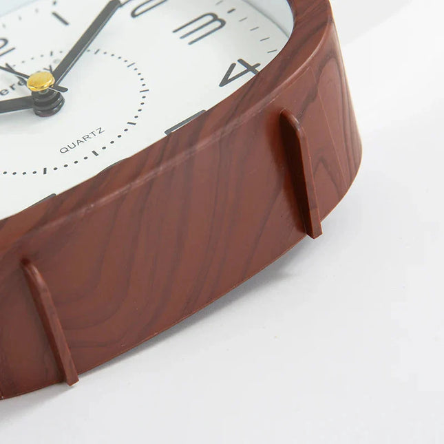 Analoge wekker met grote duidelijke cijfers