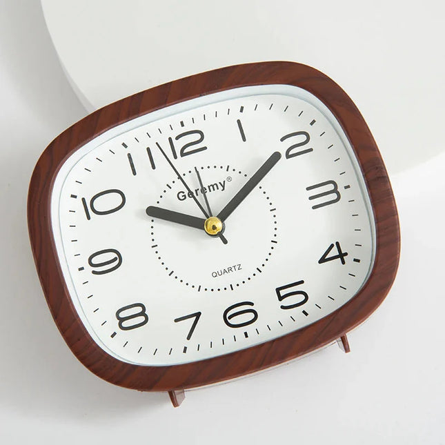 Analoge wekker met grote duidelijke cijfers