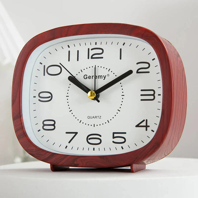 Analoge wekker met grote duidelijke cijfers