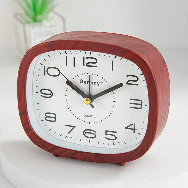 Analoge wekker met grote duidelijke cijfers