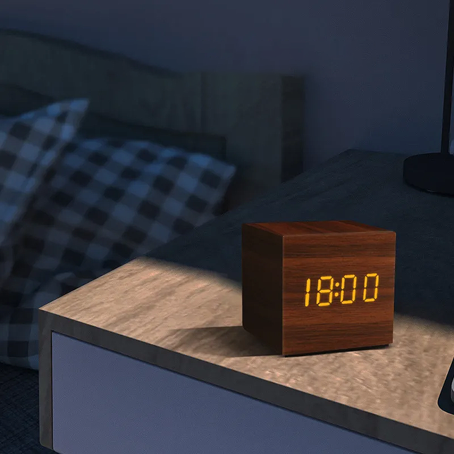Houten digitale kubus wekker