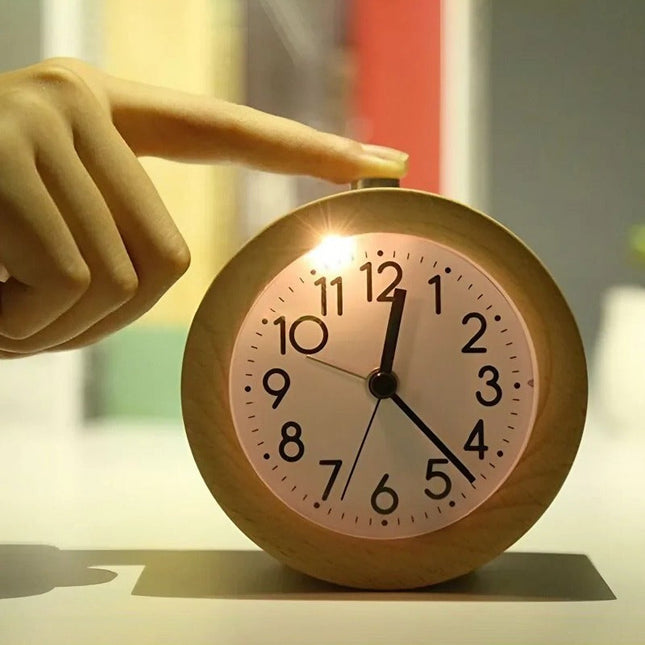 Klassieke ronde wekker van hout