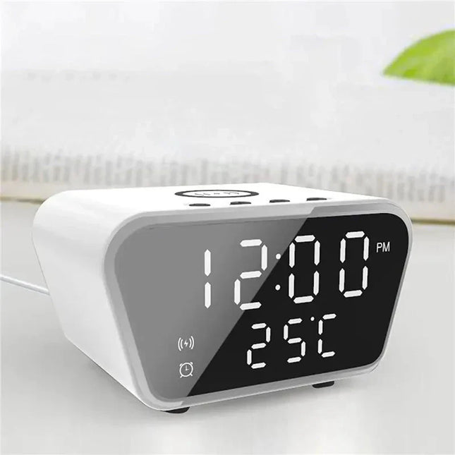 Witte wekker met inductie oplaadstation