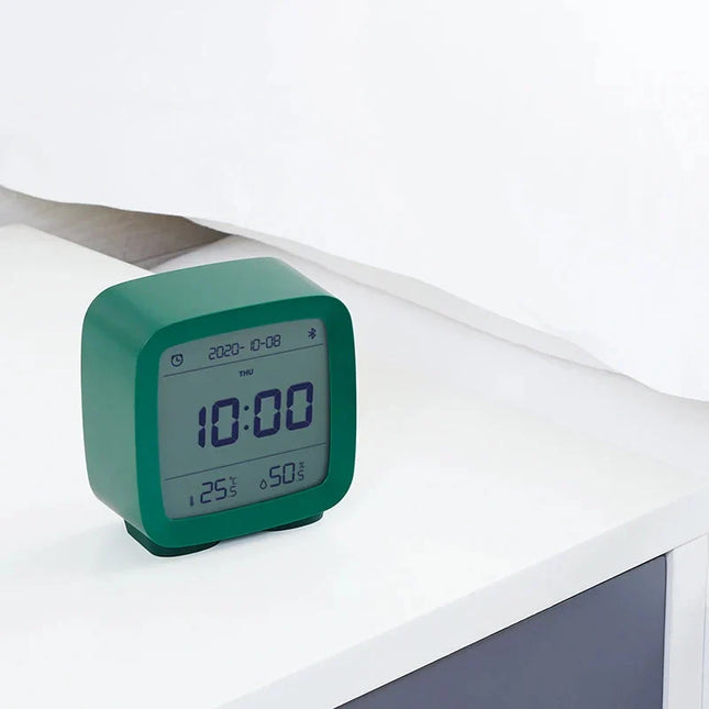 Groene digitale reiswekker op batterijen