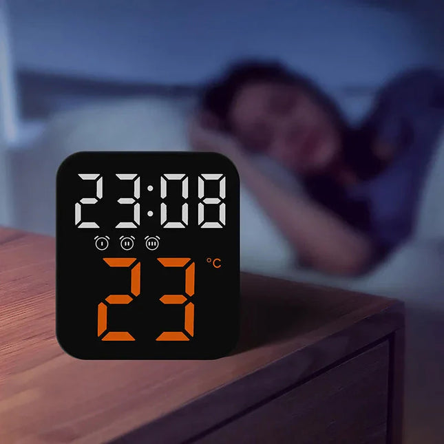 Digitale reiswekker met oranje LED