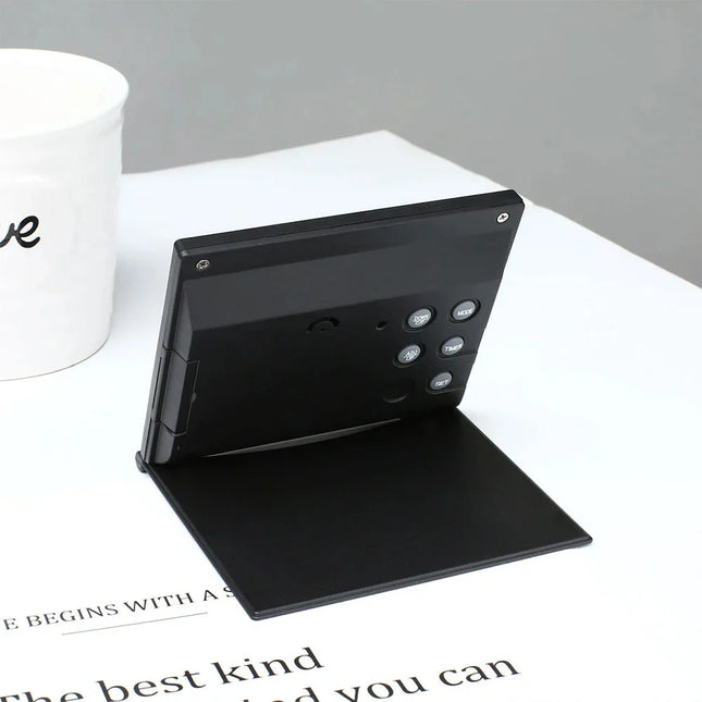 Inklapbare reiswekker voor op nachtkastje