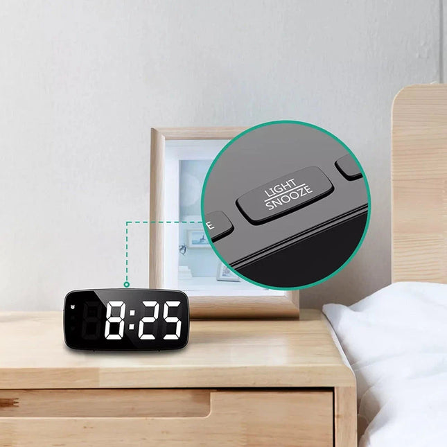 Digitale wekker werkend op batterijen