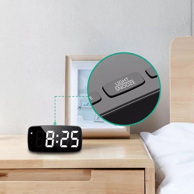 Digitale wekker werkend op batterijen