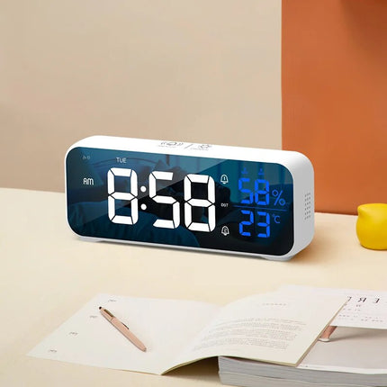 Witte digitale wekker met temperatuur