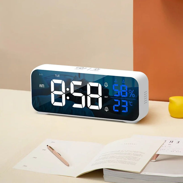 Witte digitale wekker met temperatuur
