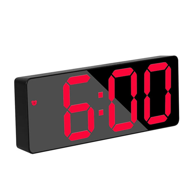 Digitale wekker met grote lichtgevende cijfers