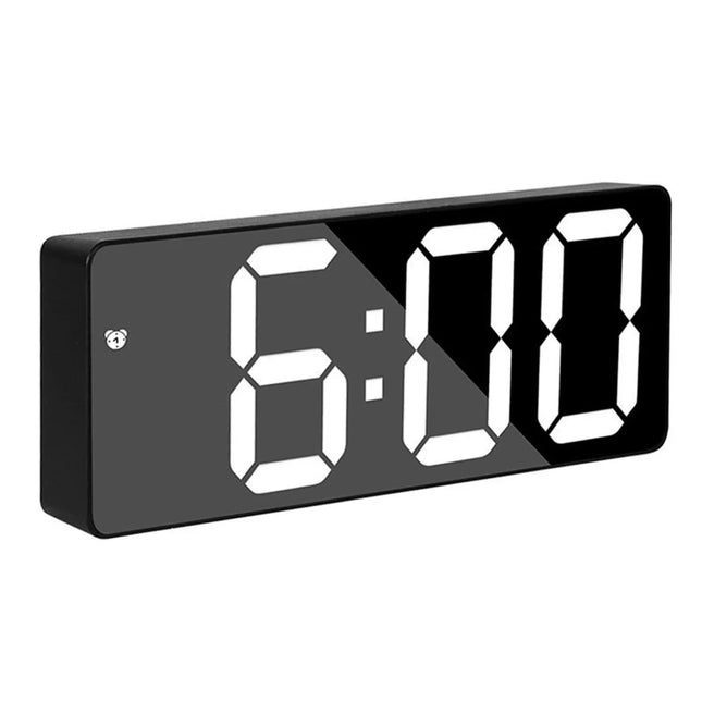 Digitale wekker met grote lichtgevende cijfers