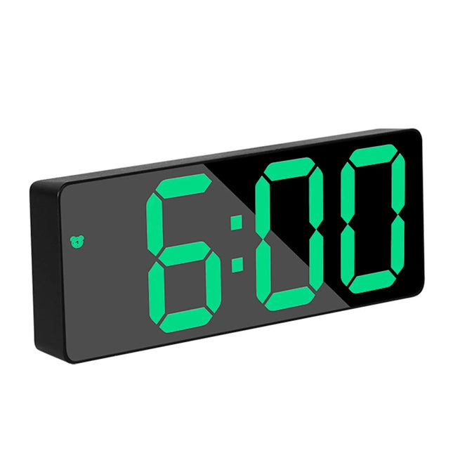 Digitale wekker met grote lichtgevende cijfers